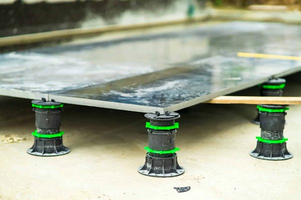 Le plot pour caler les dalles terrasse